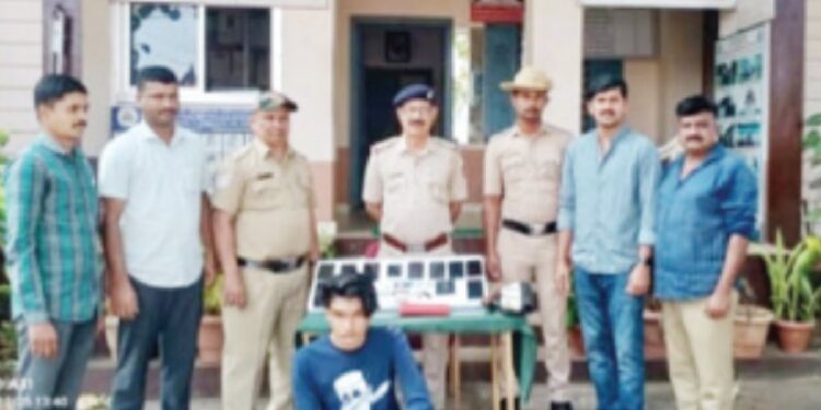 theft in mangalore bangalore train 19 year boy arrested