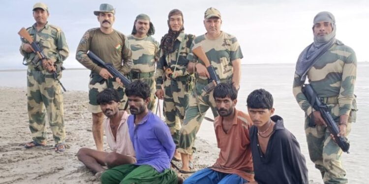 BSF nabs 4 Pak fishermen 10 boats from Indo-Pak border 4 Pakistanis caught by BSF while sneaking in through Harami Nala 10 boats seized