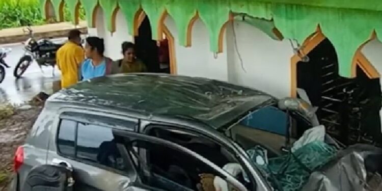 Accident car-rammed-into-dargah-3-dead-in-hubli